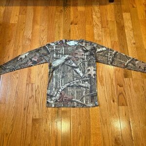 Camo longsleeve shirt no tag around size medium no flaws